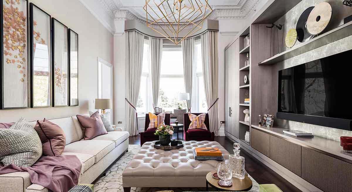 Salón de vivienda con la distribución y la iluminación resueltas en proyecto de interiorismo