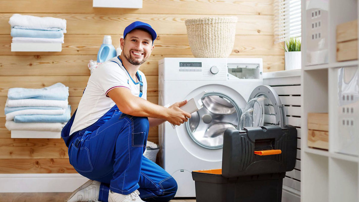 Técnico de Rapid Services reparando una lavadora