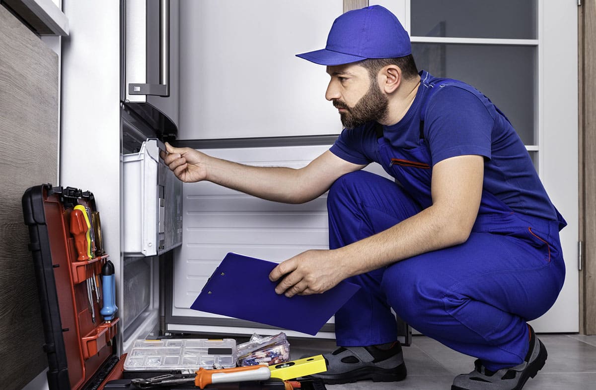 Técnico de Rapid Services revisando el interior de un frigorífico en Arona