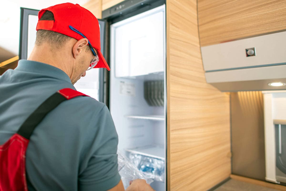 Técnico de Rapid Services reparando un frigorífico en una vivienda de Garachico