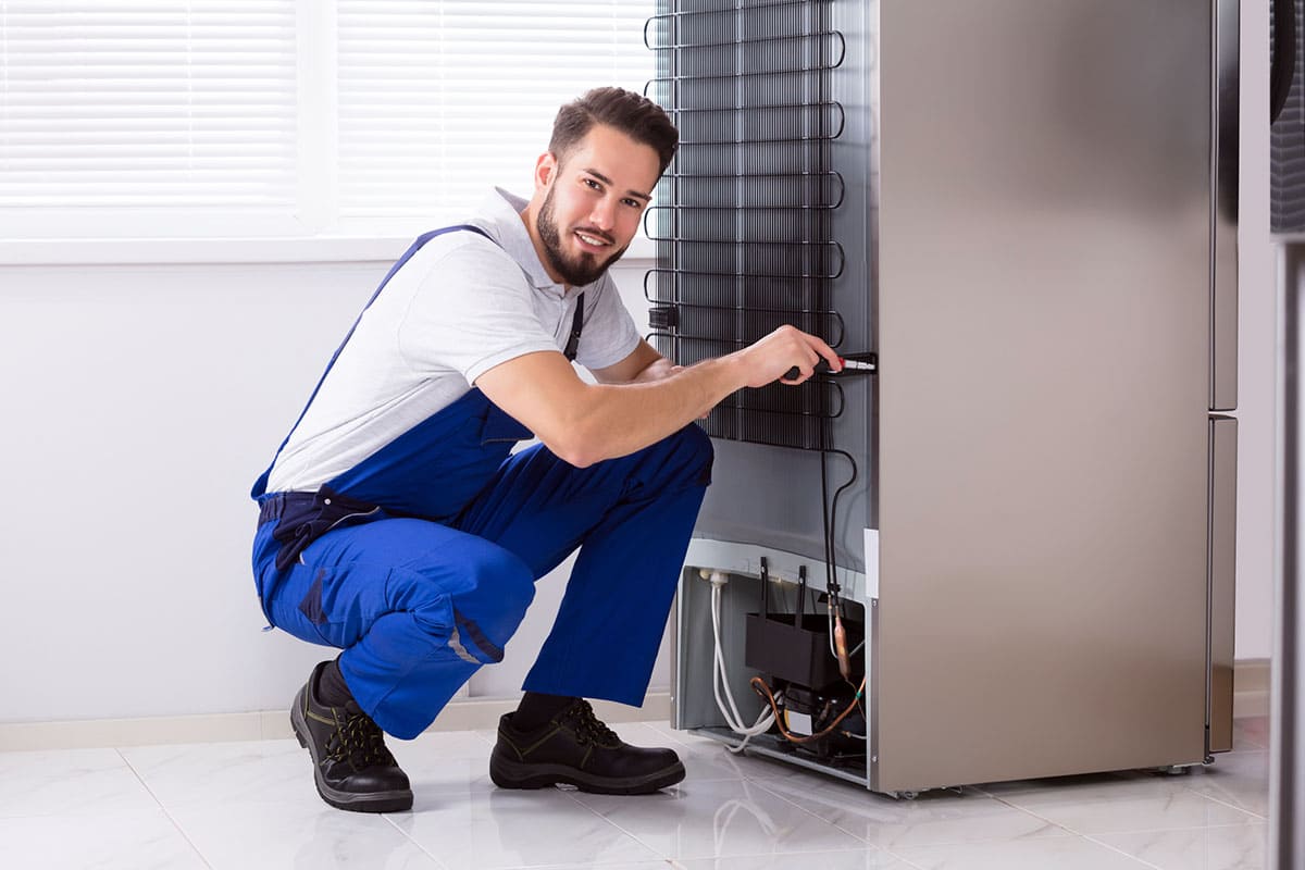 Técnico de Rapid Services reparando un frigorífico en una cocina de Granadilla de Abona