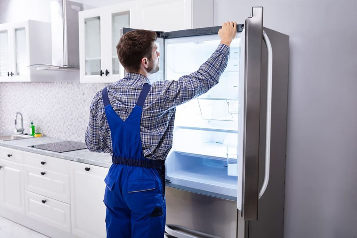 Técnico de Rapid Services revisando el interior de una nevera en una vivienda de Icod de los Vinos