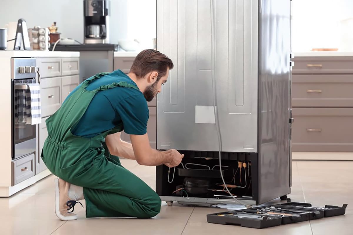 Técnico de Rapid Services reparando un frigorífico en una vivienda de La Guancha