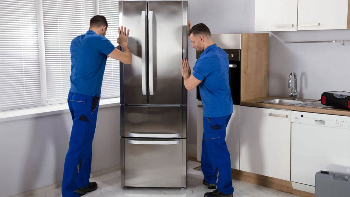Técnico de Rapid Services reparando un frigorífico en una vivienda de La Matanza de Acentejo