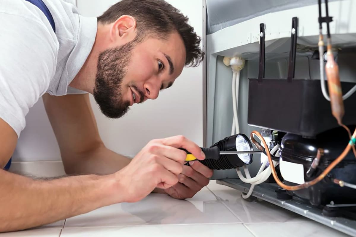 Técnico de Rapid Services reparando una nevera en una vivienda de La Victoria de Acentejo