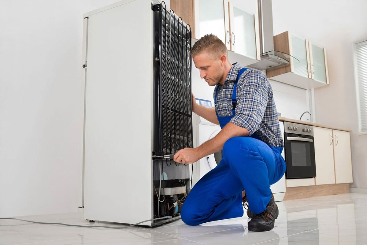 Técnico de Rapid Services comprobando la temperatura de un frigorífico en San Miguel de Abona