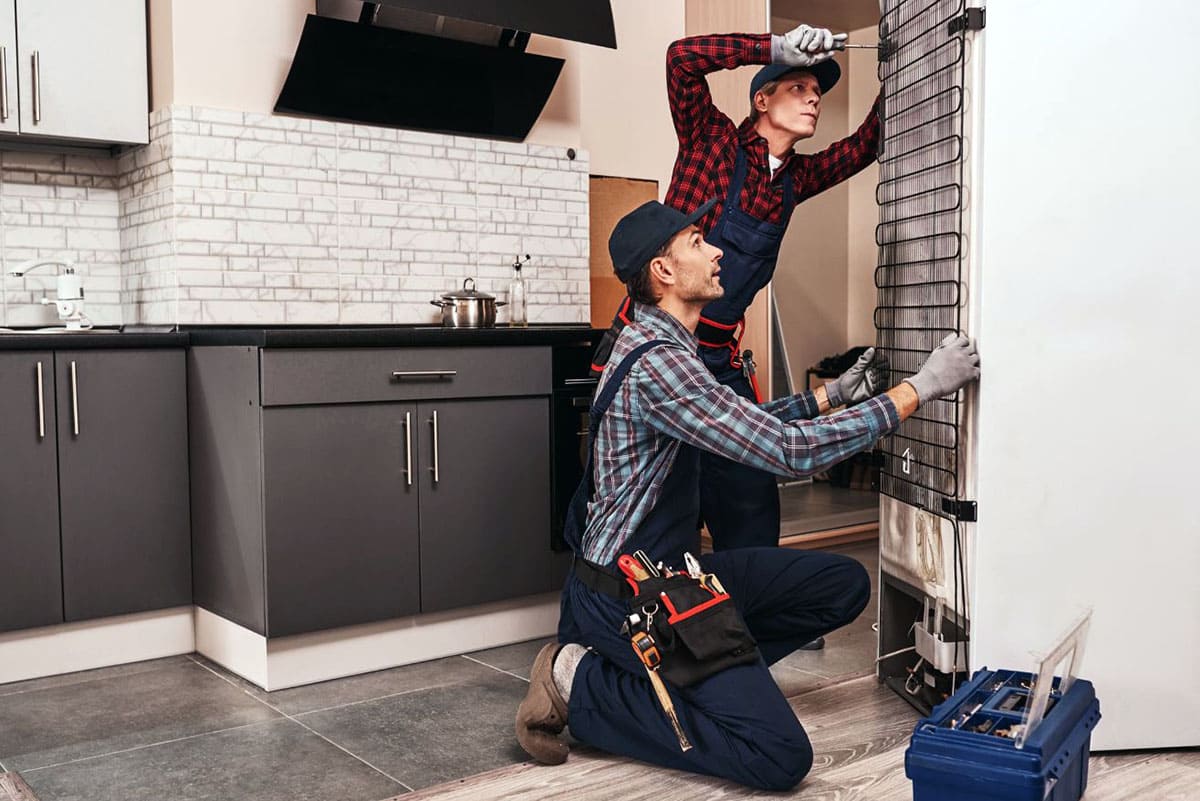 Técnico de Rapid Services comprobando un congelador en una vivienda de Santa Úrsula