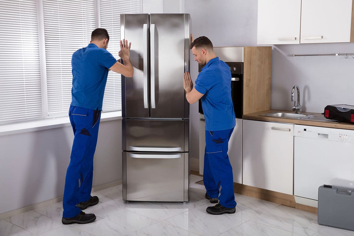 Técnico de Rapid Services atendiendo la avería de un frigorífico en Tacoronte